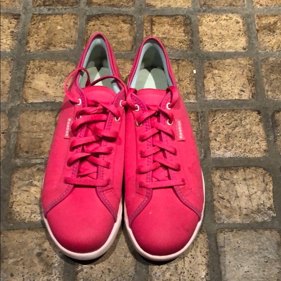 hot pink reebok shoes